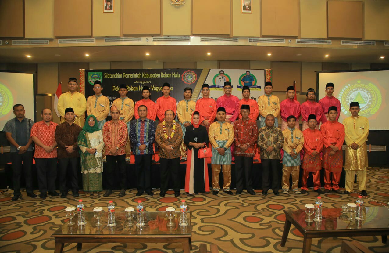 Bupati Rohul H Sukiman, mengukuhkan pengurus IPR Yogyakarta.